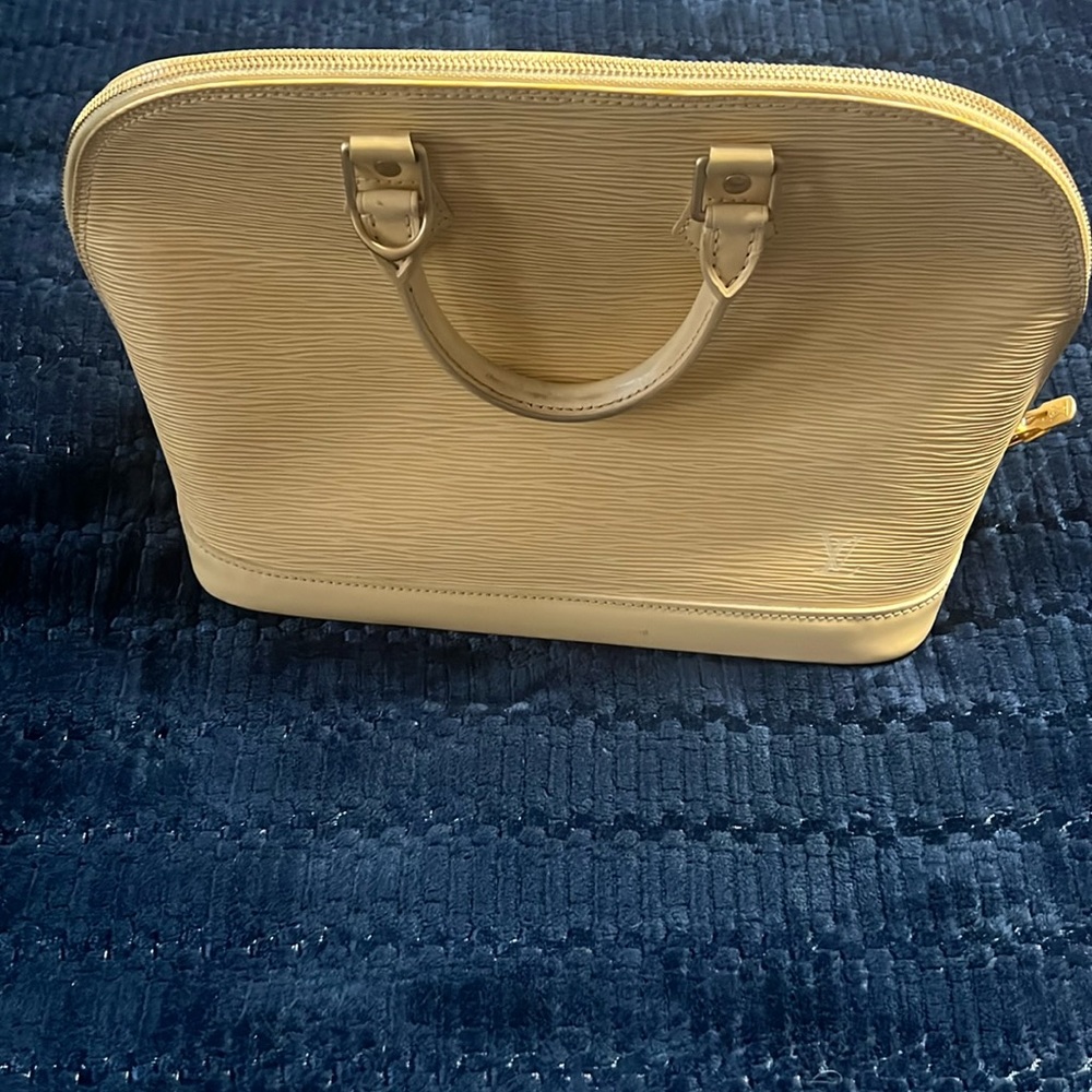 Louis Vuitton pre-loved  EPI Alma vanilla